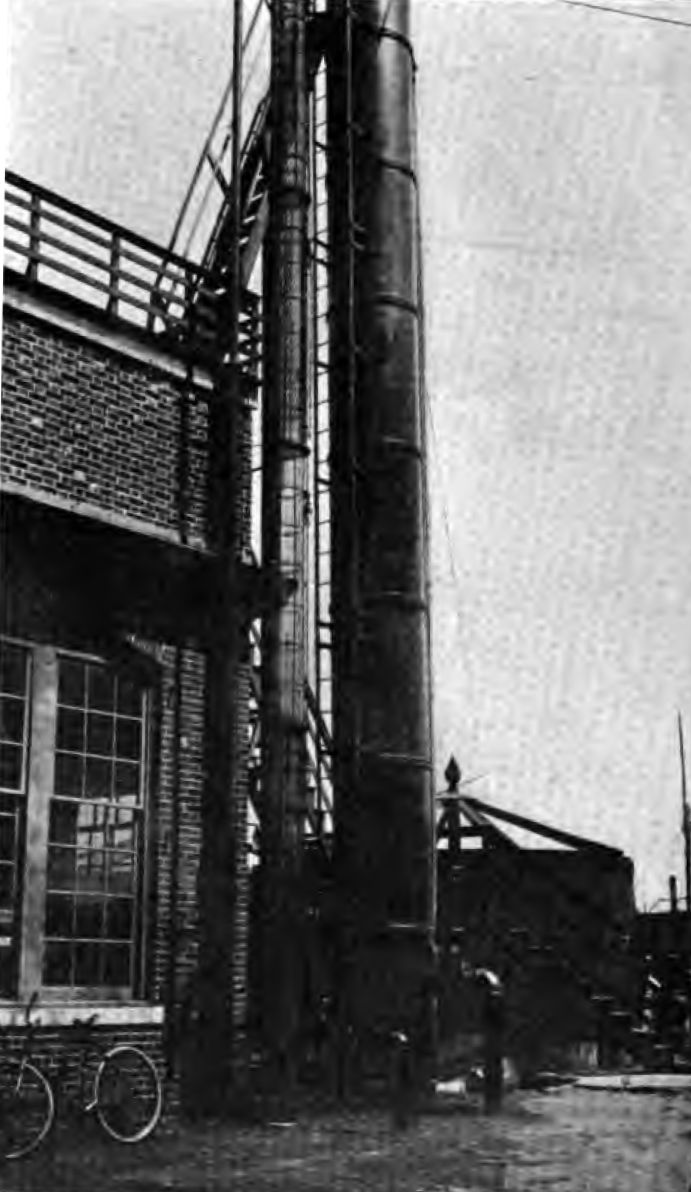Obr. 4 Věž pro desinfekci vody pomocí ozónu – počátek 20. století (Vosmaer, 1916)